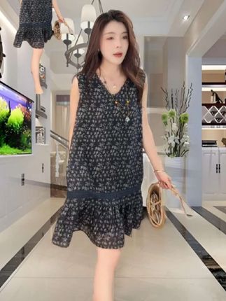#小贵但包出片的连衣裙分享 #碎花连衣裙推荐 #遮肉显瘦遮肉减龄 #遮肚子藏肉显瘦连衣裙 2025年爆款夏季超好看V领无袖碎花连衣裙女装时尚气质显瘦吊带裙#温柔风穿搭