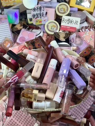 来咯来咯！快！这里各种各样的美妆应有尽有～ 速速来拿！早上7.30开始，公主们 快直接拿走！#平价彩妆 #粉底液 #唇釉 #假睫毛 #眼影盘