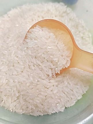 新米茉莉,香入饭魂 泰甄猫牙米是2025新米,真空袋裹着鲜气。开袋就飘茉莉香,长粒饱满像浸了阳光。淘洗时水都清润,下锅煮着,满屋漫着甜香。熟了盛碗,米粒支棱不黏,嚼着带自然甜,凉了也不坨。10斤装够吃阵,配啥菜都衬得香,每一餐都吃得熨帖。#粮油米面 #大米#长粒香米#优质农产品#超便宜超划算