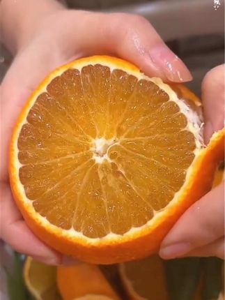 正宗四川爱媛38果冻橙 大名鼎鼎的爱媛38号果冻橙终于上市啦!皮薄肉厚汁水超级多,无籽无核,一口咬下去,满口爆汁,真的是巨巨巨好吃~#爱媛38号果冻橙 #爱媛橙 #果冻橙 #优质农产品原产地