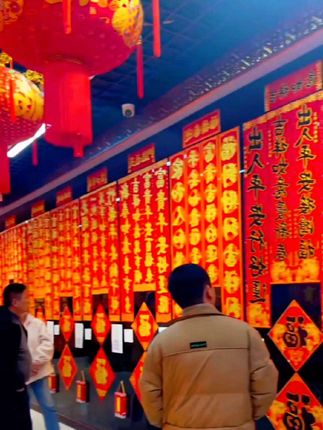 #上热门 结婚对联,男方专用,适用于农村大门,喜字贴纸设计新颖,新婚礼女方出嫁时可用做入户门喜联装饰,增添喜庆氛围,是结婚装饰的必备用品,让婚礼更具仪式感和温馨感。#结婚对联 #结婚习俗 #结婚现场喜气洋洋 #结婚现场