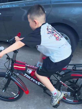 儿子心心念的自行车终于到货了,没想到质量会这么好,款式好看,儿子超级喜欢#儿童自行车 #骑上心爱的自行车 #快乐骑行 #自行车 #学生变速自行车