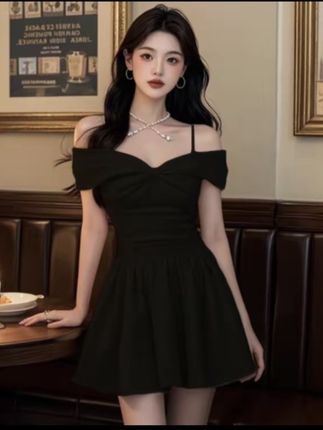 #上热门话题🔥🔥🔥 黑色一字肩吊带褶皱A字裙夏季新款收腰显瘦连衣裙纯欲辣妹风裙子#辣妹穿搭 #潮流时尚穿搭 #潮流时尚穿搭 #显瘦连衣裙
