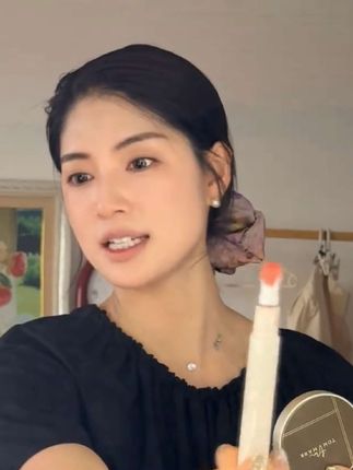这个唇粉霜真的就是越看越好看,他的刷头是这种斜切面的 #口红#橘朵#唇粉霜#高级#裸色