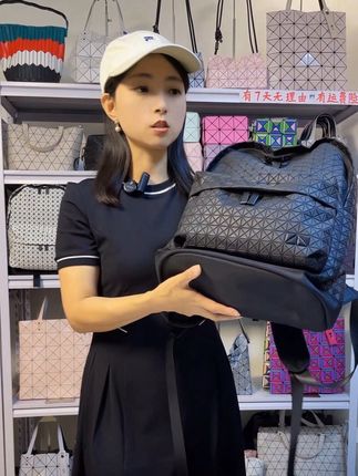 【三宅双肩包】 三宅同款菱形男女同款双肩包,潘玮柏背过,超级轻!!且容量超大,日本研发的面料独特而有型。不是市场上那些重重的硅胶包。不仅好看,一年四季背实用性超强!性价比非常高!#源头实力厂家 #包包推荐 #美包推荐 #好物分享 #爆款热卖中