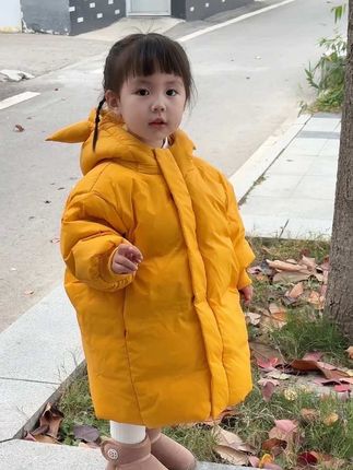 孩子总能成为我们热爱生活的原因 有时候不得不承认自己是个平庸的父母 嫌不到很多銭 辻着不上不下的生活 但有时候也会感叹你当我的孩子很幸福 拥有我满满的爱 不做木讷的树 只做自由的风 见天见地见众生 方能见自己 愿妈妈们都能因广阔而美好~ #萌娃穿搭 #陪你长大 #我的女孩👧🏻 #儿童羽绒服