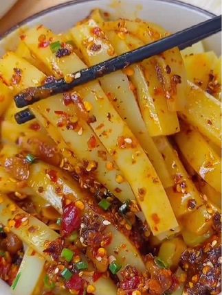 #米豆腐 老乡们,我们贵州铜仁的米豆腐真的好好吃哦,切好后淋上红油辣椒和调料拌匀就可以吃了!#贵州美食#好吃到停不下来#农村生活#抖音美食推荐官