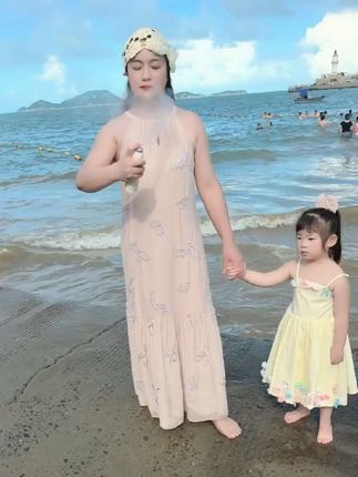 今天带娃去海边玩了,玩之前一定要喷上这个防晒神器,这样暴晒一天也不会晒黑!#防晒 #防晒喷雾 #好物分享 #出门必备防晒 #旅游必备品