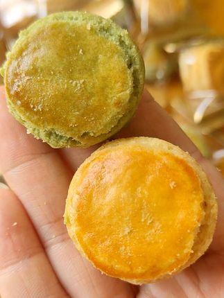 这么可爱的汉堡,居然是饼干,就是这个其妙曲奇汉堡饼干,有抹茶和牛奶两个口味,外面是酥脆的曲奇,中间是厚厚的夹心,一口下去满嘴都是奶香味,真的巨好吃!而且它还是独立包装的,不管是上班、上学还是出门玩,都可以带着随时吃,饿了馋了来两块,超满足。#强烈推荐 #健康零食 #这也太好吃了 #好吃到停不下来