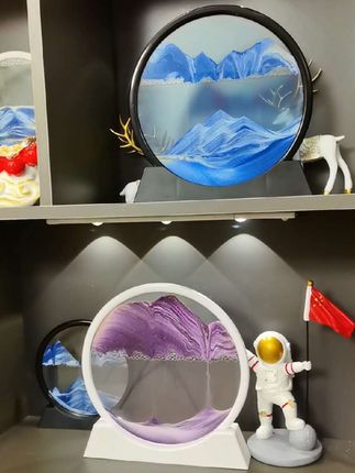 高端流沙画艺术摆件 在快节奏的生活中,我们都渴望找到一种方式来舒缓压力,让心灵得到宁静与安慰。那么,流沙画或许是你正在寻找的那片宁静之海。#流沙画摆件 #流沙画 #艺术流沙画摆件 #高档流沙画摆件 #办公室摆件