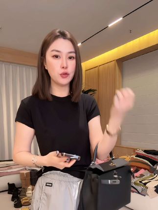 呃,纸片人t恤,我们家的王中之王,就这个面料,让所有女生至少给我买两件,这是我们家宝藏款,纸片款,谁穿的谁都显瘦,今天穿的是m码。听好啊,主播身高幺六九,体重一百一十斤,这个衣服大一点、小点、瘦点都行,都可以穿,它弹力是非常舒服,回弹性特别好,机洗手洗随便。这是白色,所有女生黑色、白色、灰色,基础色是一定要去带的。莱赛尔家棉羊毛的纯,你看它弹力和整个抖好洗好穿好舒服,搭西装,搭西裤,搭高级的牛仔裤,搭老前锋的包包,特别是黑色,我家有一个顾客黑色买了三件买四件。太舒服了,黑色是必入的上衣,卡码网大派了!#夏季穿搭 #休闲百搭 #潮牌穿搭 #轻奢女装 #短袖推荐