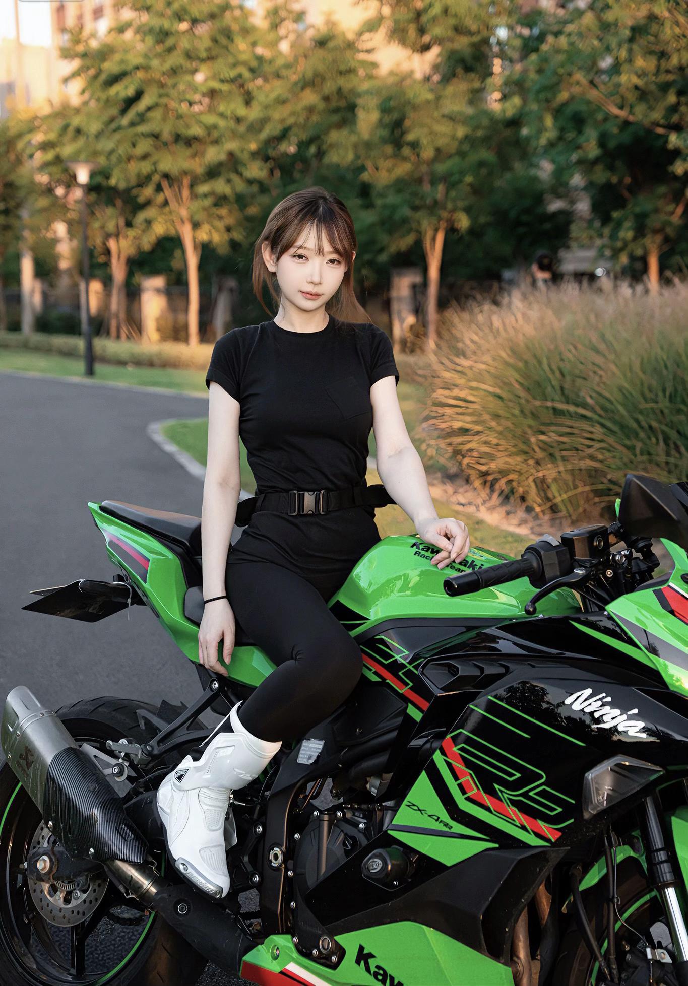 人不硬就算了,曲一定要硬。#机车 #女骑 #溜车 #机车摄影 #zx4rr