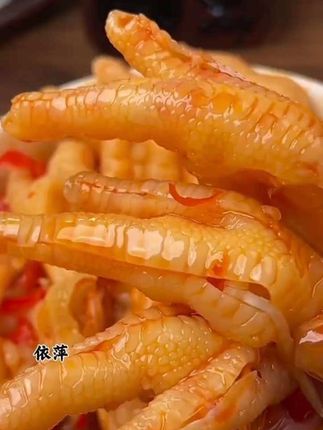 还好我囤了好几罐,就是追剧的时候来啃 个个肥嘟嘟的 爪子,一口一个不要太满足#无骨鸡爪