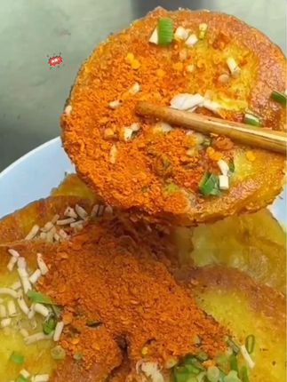 贵阳街边小吃洋芋粑粑,外酥里嫩,香气扑鼻,还是小时候的味道#太好吃了 #好香 #舌尖上的美食 #把家乡的味道分享给大家 #解馋