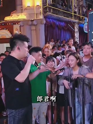 用人气爆棚 气垫#珀莱斯汀遮瑕气垫 河南哭神九笙真的太厉害了,用心唱出爹娘的恩情还也还不够,直接感动所有观众现场落泪#木森大舞台 #人气爆棚 气垫#珀莱斯汀遮瑕气垫