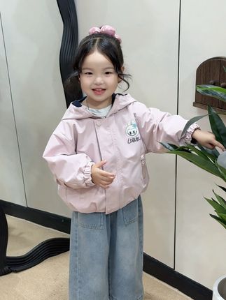 当了妈妈后学会了知足 大概是 看到了我的女儿健康可爱觉得人生也没有什么过不去的不需要她长成一棵大树 哪怕只是一颗快乐的小草也很好#当妈妈后 #生女儿就是用来打扮的 #韩系穿搭 #冲锋衣 #外套