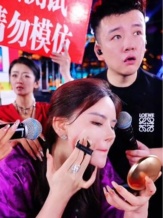 珀莱斯汀气垫上妆效果就离谱快速又好看 仅需99.9到手6盒气垫霜,再赠送新品唇釉*1支 气垫棉*6片 还有礼盒装 真的太划算了 抓紧下手!趁现在还有货 #木森 #木森大舞台 #气垫推荐 #化妆品 #珀莱斯汀气垫