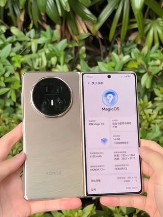 #上热门 喜欢折叠屏的朋友一定要试试荣耀MagicV5,它的大屏智能体真的太方便了!打开YOYO大屏智能体,你可以随时随地进行视频通话、刷短视频、查看天气等等,而且还能实现多窗口操作,比如一边聊天一边看剧,简直不要太爽!荣耀MagicV5轻薄长续航,快来体验一下吧!#数码科技 #折叠屏手机 #荣耀折叠屏手机推荐 #荣耀magicv5 @DOU+小助手 @巨量千川
