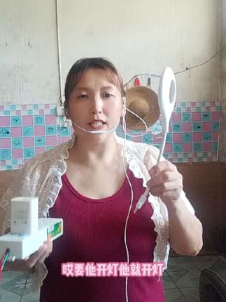 这个小夜灯放在床头柜,那里非常方便,要他开灯,他就开灯,要他关灯,要他就关灯,叫他变颜色,他就会变颜,如果朋友们有需要的,可以在我橱窗里下单。#热销夜光灯