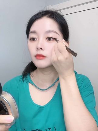 便宜又好用的#眼线笔 用一次就沦陷了!极细笔尖,出水流畅,一笔成型关键还#防水防汗不脱妆,手残党和新手党都可以轻松驾驭!#眼线液笔#眼妆 #平价彩妆