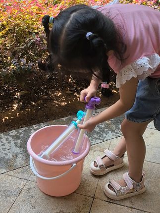 宝妈速抢!这款"烟花水枪"让娃疯玩整夏 这神仙水枪也太懂娃了!一拿到就玩到天黑不回家,老母亲终于能歇会儿~大容量水箱,从早玩到晚不用频繁灌水,实现"放水自由"!抽拉即喷的烟花特效超赞,散射水炮像烟花炸开,打水仗、泼水节都能C位嗨玩。马卡龙配色+烟花造型颜值爆表,娃超爱;材质安全,宝妈放心入。夏天想让娃清凉畅玩?选它准没错,赶紧安排,让邻居娃都羡慕#清凉一夏 #玩水乐趣 #水枪大战 #抽拉式水枪 #儿童玩具 @抖加🔥上热门🔥dou+🔥热点宝