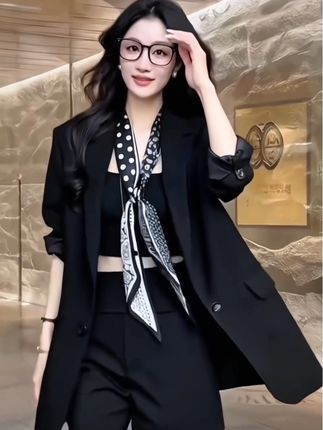 高级感黑色西装外套女款爆款2025新款后背拉链百搭通勤西装外套女#高级感气质穿搭 #时尚减龄穿搭 #小个子显高显瘦穿搭