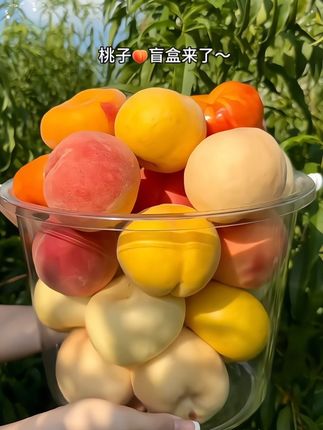 一箱桃子盲盒就能满足所有的桃子脑袋!一次就能吃到三到六种不同的桃子!每个都是应季比较好吃的品种!又好吃又好玩#一口爆汁的桃子太好吃了#好客山东好品山东#香甜多汁#蒙阴蜜桃 #桃子盲盒