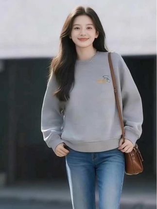 #圆领套头卫衣女 #春秋穿搭 #减龄显瘦穿搭 #休闲减龄穿搭 #穿搭小心机 @DOU+上热门 @DOU+小助手