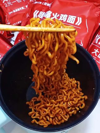 家人们!泡面先生哇塞火鸡面现在开吃了,这香辣程度简直绝了!#泡面先生哇塞火鸡面#哇塞火鸡面#火鸡面