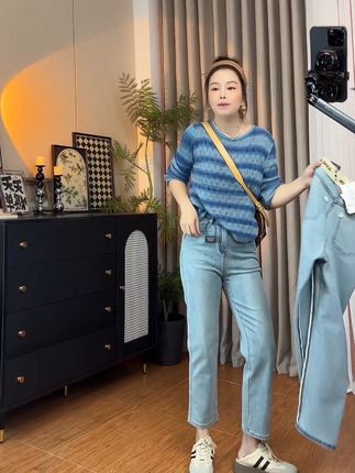 宝子们,我不允许还有人没拥有这条牛仔裤。#浅蓝色牛仔裤 #烟管裤穿搭 #烟管牛仔裤 #显瘦穿搭 #ootd穿搭