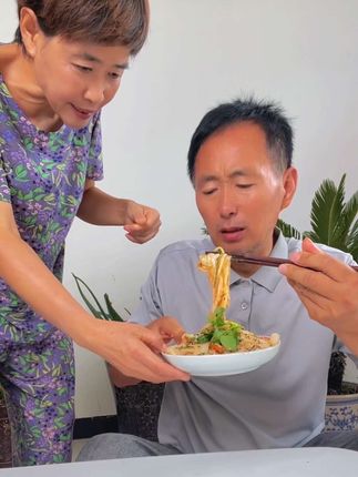 视频同款鲜凉皮19块9拍下到手10袋,开袋即食,免煮免泡,简单方便,喜欢吃的朋友们拍去吧!
