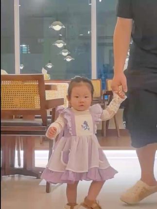 穿上咱们家的蕾丝打底衫,咱们的夏款小玫瑰妙变秋款啦#女童连衣裙 #小众童装大推荐 #设计师童装 #女童穿搭 #女童夏装