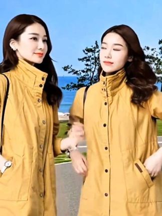 春秋新款女中长款纯棉风衣 妈妈气质立领外套 2025春秋新款女士纯棉风衣,中长款版型适配多数身形,不挑年龄更显利落。立领设计衬得脖颈修长,还能挡风护颈,自带妈妈辈偏爱的优雅气质。韩版剪裁弱化臃肿感,日常穿不压个子,搭配毛衣、衬衫都好看。精选纯棉面料,透气亲肤,春秋穿不闷汗也不凉,水洗不易变形起球。无论是接送孩子、逛菜场,还是和朋友出游,穿它都得体又舒适,轻松穿出温柔大方的女士韵味。#谁穿谁好看 #穿搭 #穿出自己的风格 #洋气减龄 #休闲百搭