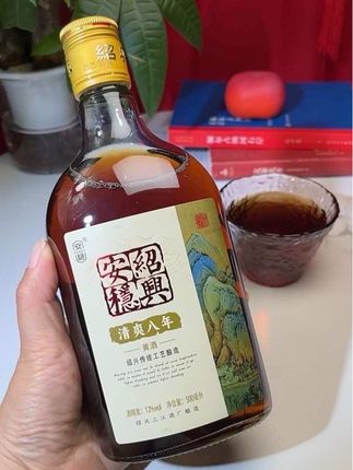 绍兴八年陈酿绍兴黄酒,半甜型口感独特,十二度清爽不腻。糯米酿造,香气浓郁,品质上乘。整箱12瓶,性价比高,自饮送礼皆宜。地道黄酒,醇厚且实惠,满足多样需求。#绍兴黄酒 #黄酒 #花雕酒 #八年陈酿 #黄酒文化