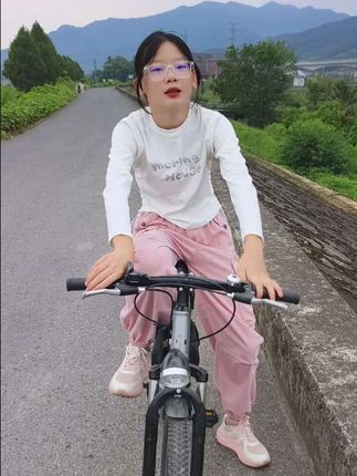 #我要上热门 家里有小公主的注意了!这条女童工装裤简直太帅了!它是专为爱跳舞的小女孩设计的,穿上它跳起舞来特别帅气。而且它的版型超赞,不管孩子是什么身材都能轻松驾驭,不管是日常上学还是出去玩都可以穿,超级百搭!快给你家宝贝安排一条吧,让它成为小区里的小明星!#工装裤 #高品质童装 #显高显瘦显腿长 #谁穿谁好看