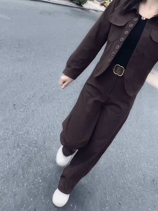永远不要跟别人解释自己,不要在意别人的评价,不要 活在别人眼里,做人不需要人人理解,也不要去别人的 嘴里打听我,我有很多面,你看到我的哪一面你就配哪 一面,做人问心无愧就好#穿搭#高级感穿搭 ##显瘦穿搭