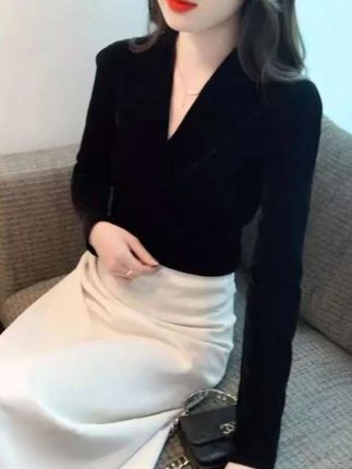 黑色金丝绒长袖女春秋欧货漂亮小衫深V领露锁骨t恤修身打底上衣#百搭上衣 #高级感穿搭 #气质穿搭 #减龄显瘦穿搭 #新款