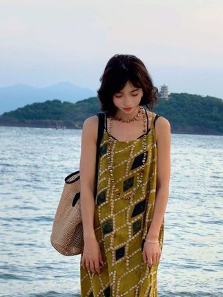 嘿,姐妹这个夏天你去看海了嘛?#海边拍照 #度假穿搭 #连衣裙分享