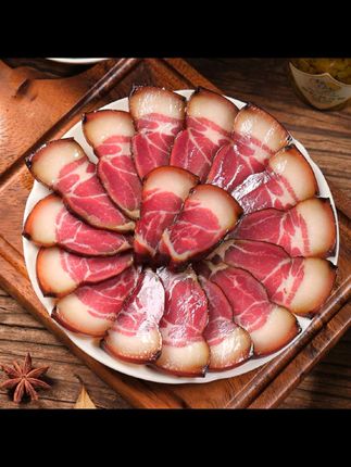#农家烟熏腊肉 记忆中的味道,令人回味无穷,肉质紧实,咸香入味! #腊肉 #农家土猪柴火烟熏腊肉#妈呀太香了 #烟熏腊肉
