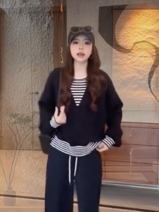 #百搭上衣 #春秋穿搭 #两件套装 #穿搭 #套装@DOU+上热门 @DOU+小助手