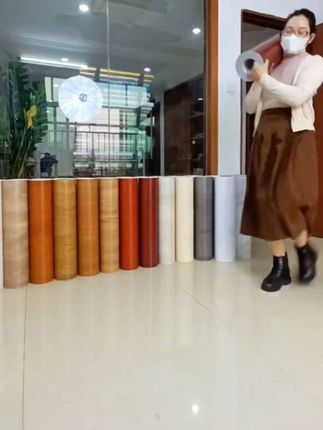 “落霞与孤鹜齐飞,木纹共贴纸一色。”木纹贴纸,点缀生活如诗如画,家居装饰的点睛之笔。🎨🏠 #木纹贴纸#家具翻新 #家居好物