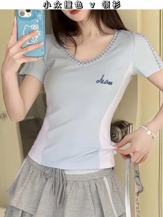 小众美式辣妹,显瘦撞色 v 领衫!绝美#显高显瘦 #梨形身材穿搭 #短袖推荐 #小个子显高显瘦穿搭 #ootd穿搭