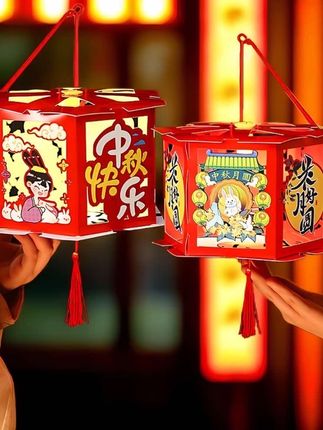 中秋手提灯笼,想玩点不一样的兔子,古风投影灯笼太绝!外材料包能自己做,点亮后会投影古风图案,挂着是装饰,提着赏月超戏精,儿童大人都爱,中秋拿着它出门,回头率绝对高。#中秋节 #中秋节手工灯笼 #中秋节手工 #古风灯笼diy #古风灯笼的做法