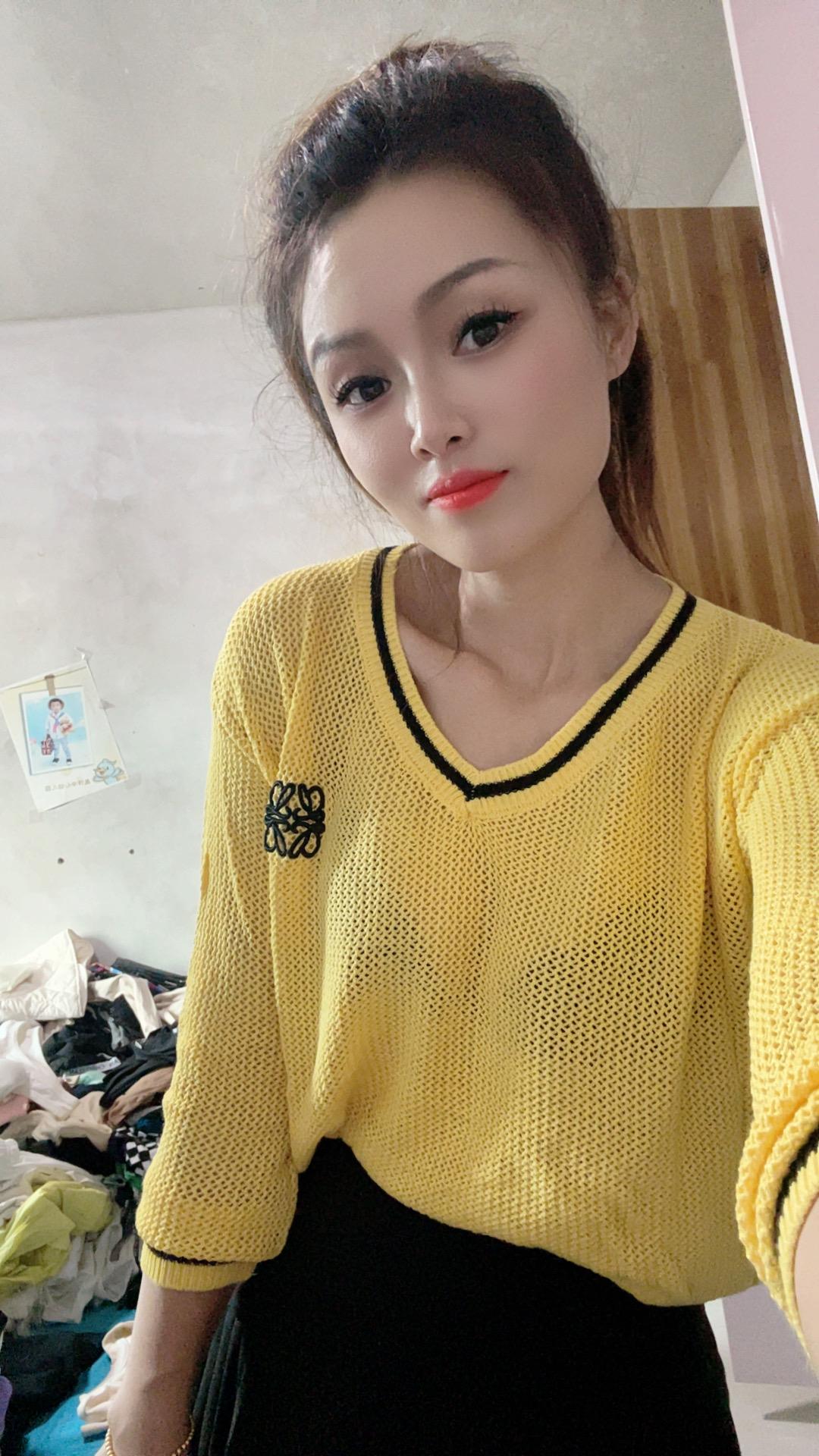 清理衣服就头疼,买的时候只管看上眼的,买回来几年都不曾穿的。年纪大了,我不配了#扔扔扔掉 #新衣服可以治愈各种不开心