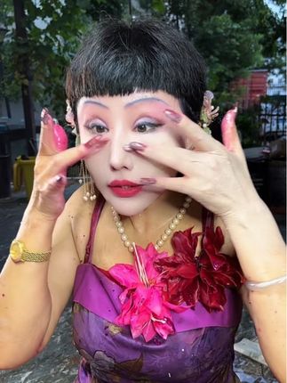 咱们这一款粉底液,它是一个抗皱、淡化细纹、紧致皮肤。24小时不脱妆的粉底液。皮肤白。皮肤细腻。建议拍象牙白。皮肤黄,皮肤黑。或者有斑斑点点,建议拍自然色。涂上我们的。皮肤上5分钟形成一种油膜。非常紧致,抗皱。不脱妆#不脱妆粉底液 #粉底液
