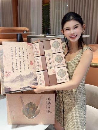 中秋节必备送礼佳品!这款礼盒也太适合商务宴请,送领导送老师送家里的老人了吧!没想到硬质礼盒免折叠的竟然是这个价格,性价比真的不要太高,不知道中秋节选什么高档礼盒宝贝直接闭眼冲这款,相信我绝对不会失望#月饼礼盒 #礼盒#中秋节#送礼 #源头工厂