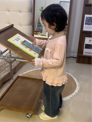 25岁的妈妈3岁5个月的女儿 幸运呀 也幸福啊 怎么不幸福呢 在吃糖都不甜的年纪 你却甜甜地出现在我的生活 温暖了我的世界#生女儿就要这样穿 #生女儿就是用来打扮的 #骗你生女儿 #我的女孩👧🏻 #女童穿搭