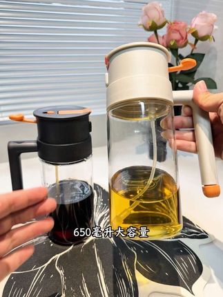 这个既能倒油还能喷油的油壶还是太全面了,一键切换的按钮,既可以倒油,还能喷油#好物推荐🔥 #厨房好物 #油壶 #油壶不挂油 #厨房