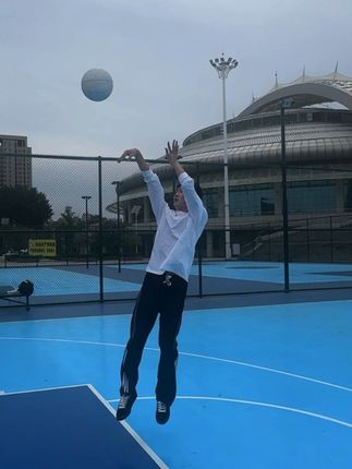 季节更替 很多人忘了很多人 #全天暖皮速干投篮服 #有志者缤纷投篮服 #传奇商行裤子 #击上滑板鞋