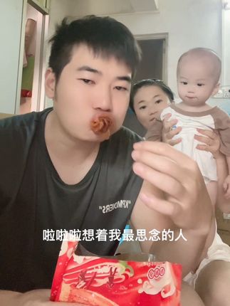 追剧到上头?加班犯迷糊?拆包平江大辣片立刻“回血”!红亮油润的大片子,一扯就出香,麻辣味瞬间驱散困意与无聊。配口冰可乐,冰火交织的爽感,连室友都要追着要链接。